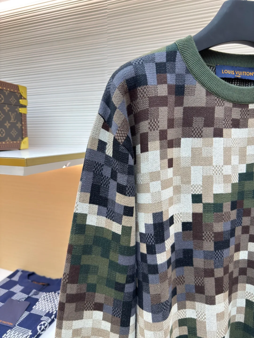 LOUIS VUITTON mosaic jacquard pullover ●Authentic product: 15600 purchased and developed ●Item number: 1680303-C55 ●Fabric: cotton fabric ●Technology: jacquard production ●Version: fitted version ●Weight: about 740 grams ●Size: elements, showing a delicate texture like snake leather. The intricate jacquard texture reflects Micro Der details, and the embroidered logo embellishes the chest, making it easy to integrate into everyday looks. Standard fit with all-over Snakoflage jacquard logo embroidered on the chest, Marque at center back, 1.VuittonDeposee embroidered patches at ribbed collar, cuffs and hem. The overall wiring is straight and delicate, the fabric is comfortable and soft, and the color is consistent without color difference. It can be matched with the same style to create a fashionable look and control various occasions. Customized accessories, complete with three standards, same style for men and women!